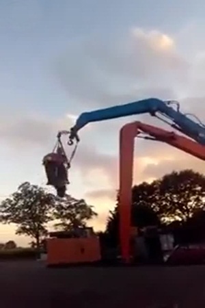 مجموعة من الثمالى يخترعون أرجوحة خطرة للدراجات النارية