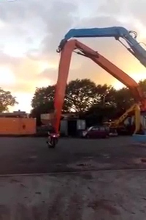 مجموعة من الثمالى يخترعون أرجوحة خطرة للدراجات النارية