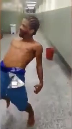 رجل تسكنه روح شريرة يجتاح الإنترنت .. فيديو مزعج