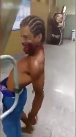 رجل تسكنه روح شريرة يجتاح الإنترنت .. فيديو مزعج