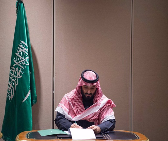 ولي العهد السعودي يوقع اتفاقية اضخم مشروع طاقة شمسية بالعالم