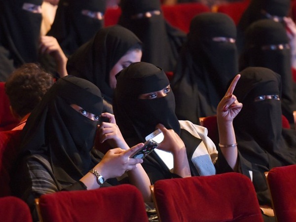 سعوديات يروين تجربتهم مع الحب من طرف واحد وبائع الكليجا الوسم يتقدم التغريدات!