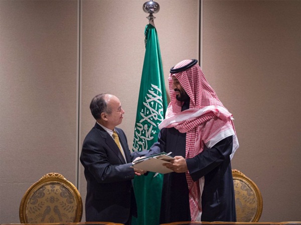 ولي العهد السعودي يوقع اتفاقية اضخم مشروع طاقة شمسية بالعالم