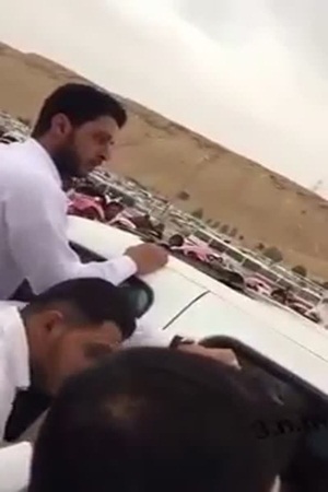 بالفيديو .. شجار بين مسئولي مزاد في المرور