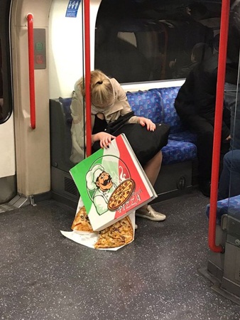 لماذا انتشرت هذه الصورة للسيدة النائمة في المترو