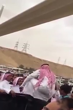 بالفيديو .. شجار بين مسئولي مزاد في المرور