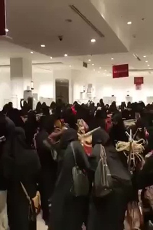 مقطع فيديو لتضارب النساء في أحد المتاجر