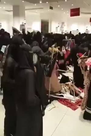 مقطع فيديو لتضارب النساء في أحد المتاجر