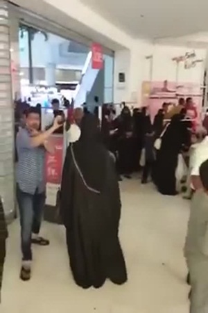 مقطع فيديو لتضارب النساء في أحد المتاجر