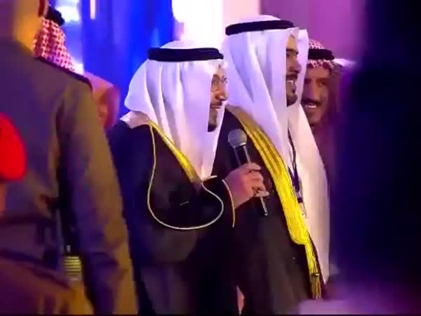 خريج يفاجئ والدته بالاتصال بها في حفل التخرج