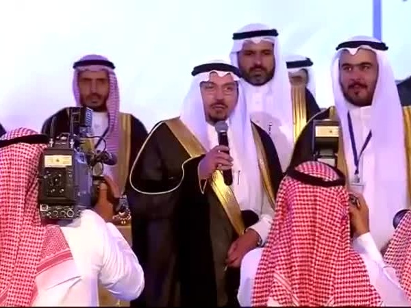 خريج يفاجئ والدته بالاتصال بها في حفل التخرج