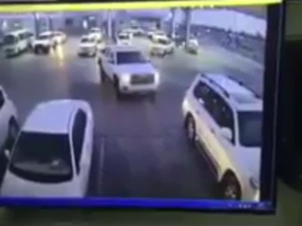 شاهد رد الفعل السريع لصاحب سيارة يسرقها لص