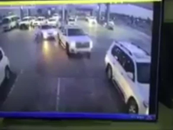 شاهد رد الفعل السريع لصاحب سيارة يسرقها لص