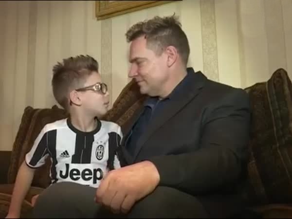 بعد مستشفيات الولايات المتحدة وأوروبا .. يستعيد بصره في السعودية .. فيديو