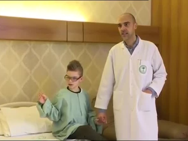 بعد مستشفيات الولايات المتحدة وأوروبا .. يستعيد بصره في السعودية .. فيديو