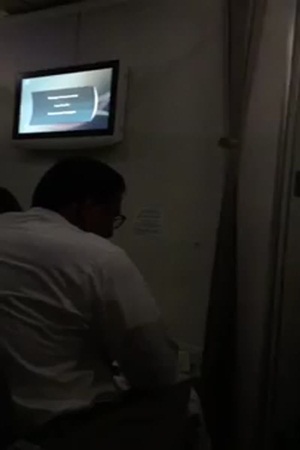 موقف محيّر لكابتن الطائرة لا يستطيع الهبوط بالطائرة .. فيديو