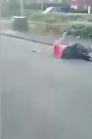 هكذا كان رد فعله عندما أوقفت سيارتها بالقرب من منزله .. فيديو