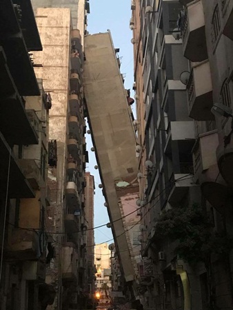 صورة أغرب من الخيال .. مبنى يحتضن مبنى آخر
