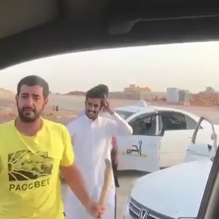 وقف ليوثق شجار .. ولكن ماذا حدث بعد ذلك