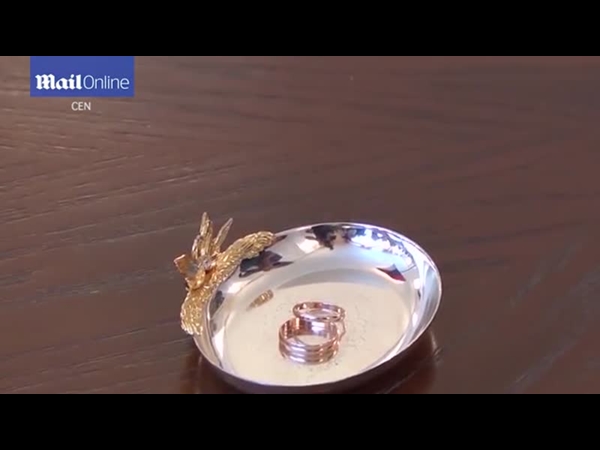 أمر نادر الحدوث .. نسخة مكررة من العريس والعروس تحضر معهما حفل الزفاف .. شاهدهم بالفيديو