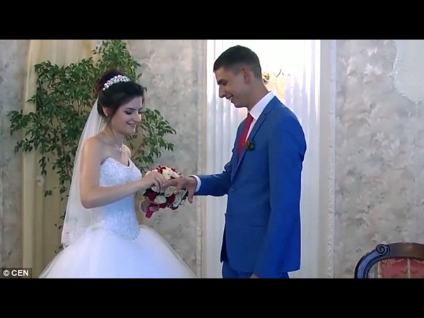 أمر نادر الحدوث .. نسخة مكررة من العريس والعروس تحضر معهما حفل الزفاف .. شاهدهم بالفيديو