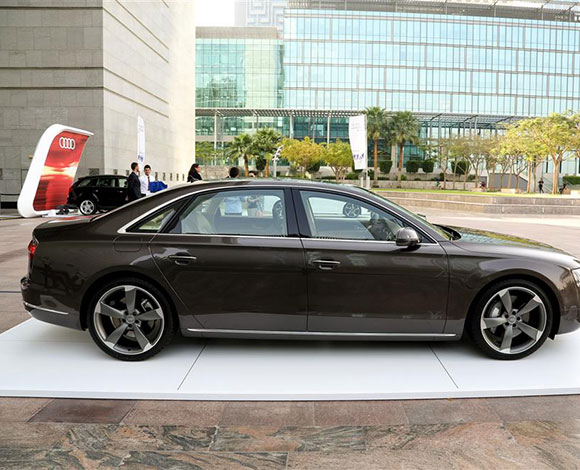 Motor Village يجمع السيارات الفارهة في دبي