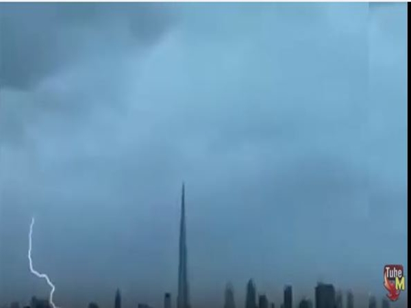شاهد شجرة البرق في دبي