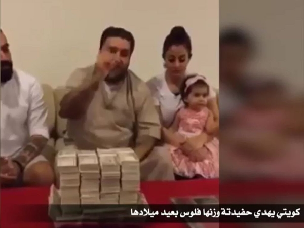 ماذا أهدى هذا الجد الكويتي حفيديته في عيد ميلادها الأول