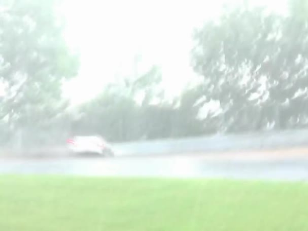 الأمطار الغزيرة تحول ساحة السباق إلى ساحة للحوادث