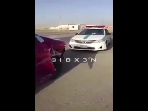 شاهد بالفيديو.. شاب يفحط بسيارته لاستفزاز رجال المرور
