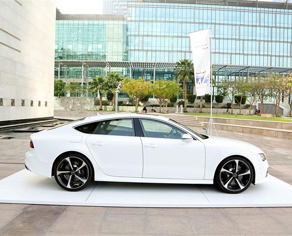 Motor Village يجمع السيارات الفارهة في دبي