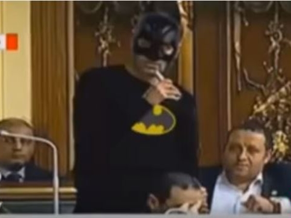 نائب مصري في البرلمان يرتدي زي باتمان لحضور الجلسات
