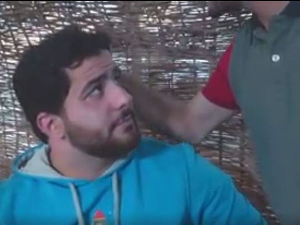 كيف تعامل الأشخاص المصابين بإعاقة .. فيديو