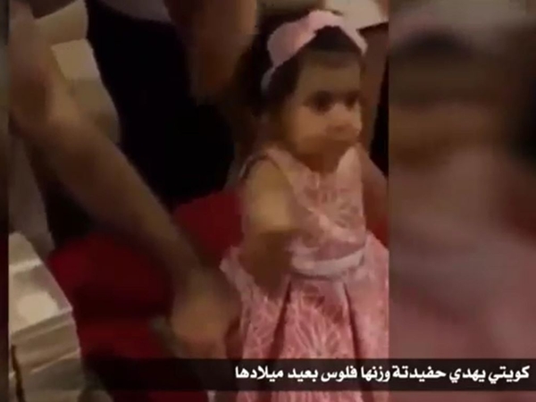 ماذا أهدى هذا الجد الكويتي حفيديته في عيد ميلادها الأول