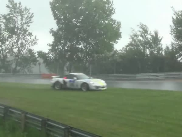 الأمطار الغزيرة تحول ساحة السباق إلى ساحة للحوادث