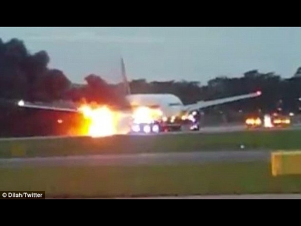 اشتعلت في الطائرة وعندما هبطت انفجر محركها .. شاهد