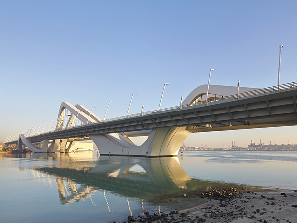 جسر الشيخ زايد يطفئ أنواره تأبينًا لمصممته