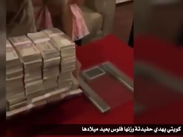 ماذا أهدى هذا الجد الكويتي حفيديته في عيد ميلادها الأول