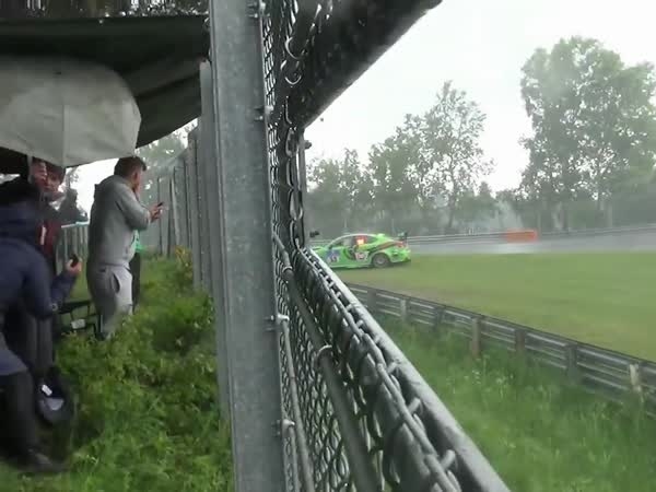 الأمطار الغزيرة تحول ساحة السباق إلى ساحة للحوادث