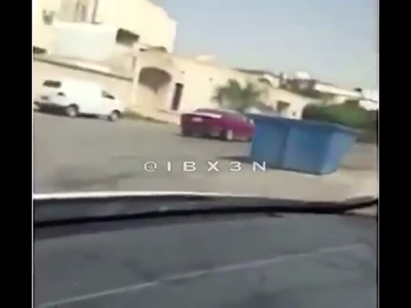 شاهد بالفيديو.. شاب يفحط بسيارته لاستفزاز رجال المرور