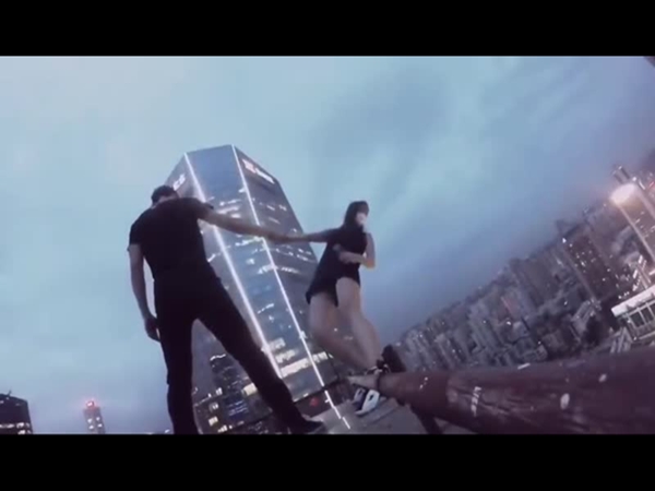 يتحديان الموت بحركات بهلوانية .. شاهد الفيديو