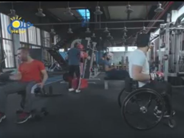 كيف تعامل الأشخاص المصابين بإعاقة .. فيديو