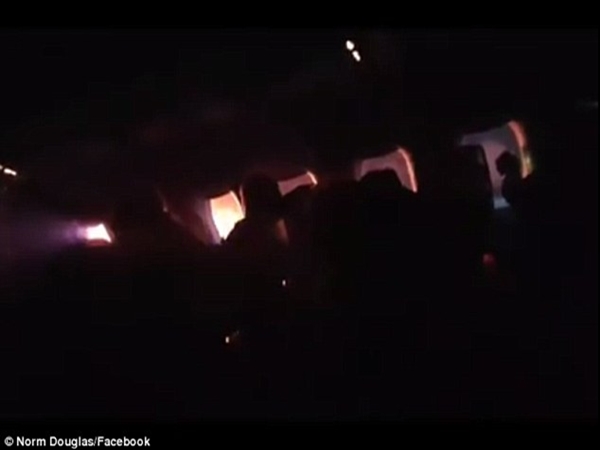 اشتعلت في الطائرة وعندما هبطت انفجر محركها .. شاهد