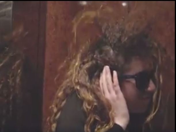 كيف تعامل الأشخاص المصابين بإعاقة .. فيديو