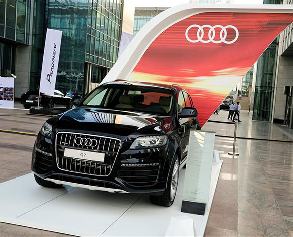 Motor Village يجمع السيارات الفارهة في دبي