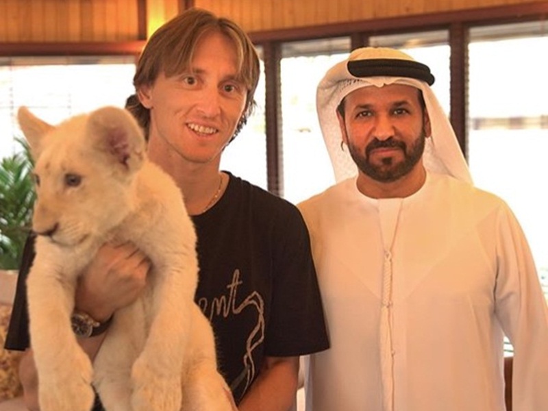 لوكا مودريتش يرتدي الزي الإماراتي