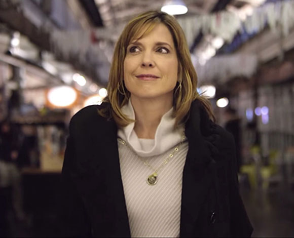 بالفيديو- مذيعة تتعرض لموقف محرج على الهواء