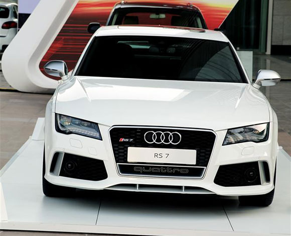 Motor Village يجمع السيارات الفارهة في دبي