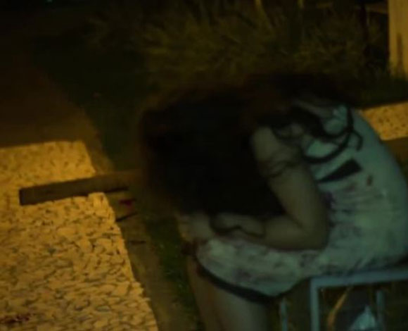 بالفيديو  والصور : طفلة ترعب المارة بوجهها المخيف 