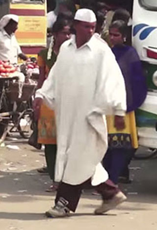 هندي يمشي إلى الوراء منذ 25 عاماً من أجل السلام!